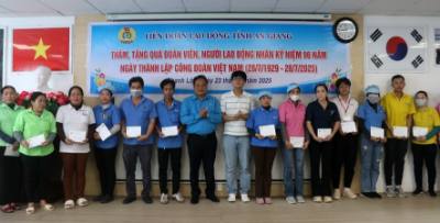 Phó Chủ tịch Liên đoàn Lao động tỉnh An Giang Phạm Văn Đằng tặng quà cho đoàn viên Công đoàn cơ sở Công ty TNHH Hwaseung Rạch Giá. Ảnh: Lê Huy Hải - TTXVN