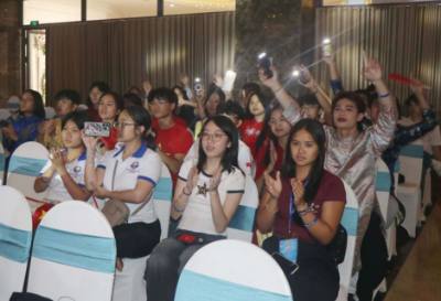 Học sinh, sinh viên cổ vũ nhiệt tình cho đội mình tham gia giao lưu Tiếng Việt. Ảnh: Trịnh Duy Hưng - TTXVN