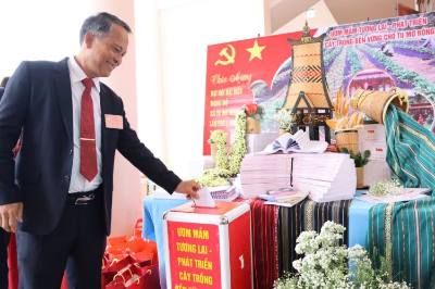 Các đại biểu dự Đại hội ủng hộ tiền mặt cho chương trình. Ảnh: Cao Nguyên - TTXVN.