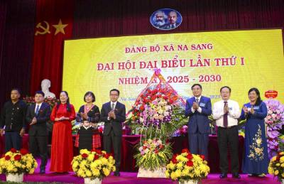 Ban Thường vụ Tỉnh ủy Điện Biên tặng hoa chúc mừng Đại hội. Ảnh: TTXVN phát