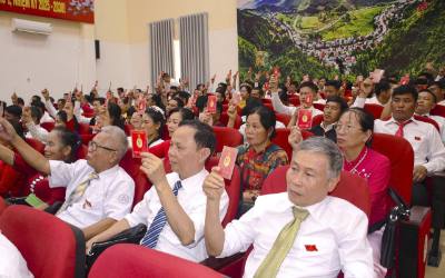 Đảng viên Đảng bộ xã Na Sang biểu quyết chỉ tiêu Nghị quyết Đại hội. Ảnh: TTXVN phát