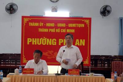 Đồng chí Nguyễn Phước Lộc phát biểu chỉ đạo tại buổi làm việc ở phường Phú An (tỉnh Bình Dương cũ). Ảnh: Huyền Trang-TTXVN