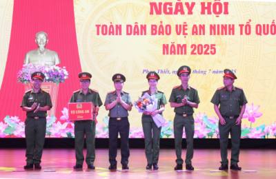 Đại diện lãnh đạo Bộ Công an tặng quà cho Công an phường Phan Thiết. Ảnh: Hồng Hiếu- TTXVN