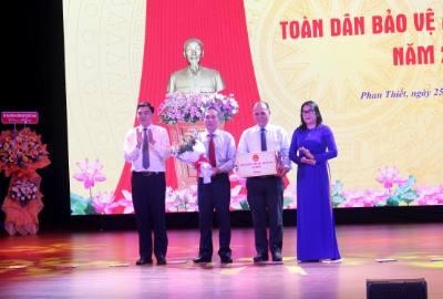 Đại diện lãnh đạo tỉnh Lâm Đồng tặng quà cho Đảng bộ, chính quyền và nhân dân phường Phan Thiết. Ảnh: Hồng Hiếu- TTXVN