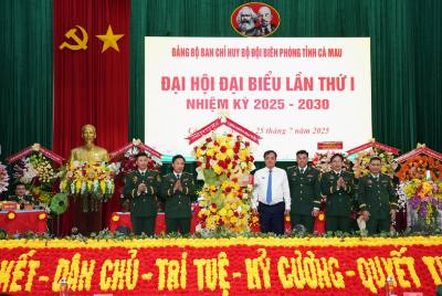 Thay mặt lãnh đạo tỉnh, Phó Bí thư thường trực Tỉnh ủy, Chủ tịch Ủy ban MTTQ Việt Nam tỉnh Cà Mau Huỳnh Quốc Việt tặng hoa chúc mừng Đại hội. Ảnh: TTXVN phát