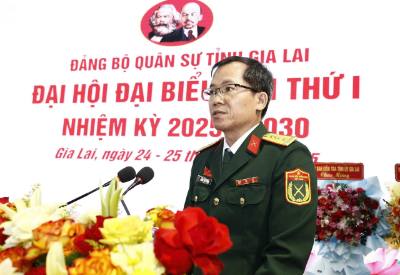 Đại tá Lương Đình Chung, Bí thư Đảng ủy, Chính ủy Quân khu 5, phát biểu tại Đại hội. Ảnh: Sỹ Thắng-TTXVN