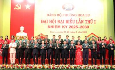 Đồng chí Lê Minh Hưng cùng các đồng chí lãnh đạo Trung ương và tỉnh Ninh Bình với Ban Chấp hành Đảng bộ phường Hoa Lư nhiệm kỳ 2025 – 2030. Ảnh: Đức Phương - TTXVN
