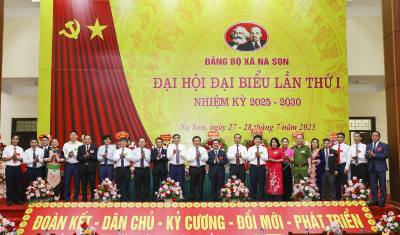 Giám đốc Học viện Chính trị Quốc gia Hồ Chí Minh Nguyễn Xuân Thắng chụp ảnh lưu niệm cùng Ban Thường vụ Tỉnh ủy Điện Biên và Ban Chấp hành Đảng bộ xã Na Son. Ảnh: Xuân Tư - TTXVN