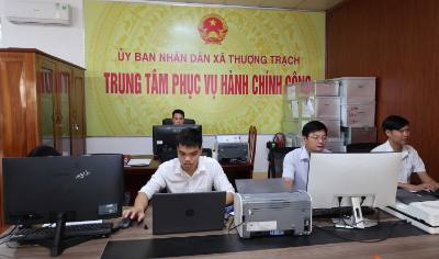 UBND xã Thượng Trạch (Quảng Trị) cắt cử công chức, viên chức xuống tận bản để hoàn tất thủ tục về nhân khẩu, hộ tịch cho người dân. Ảnh: Kha Phạm – TTXVN 