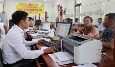 Người dân đến làm thủ tục hành chính tại Trung tâm phục vụ hành chính công xã Phong Nha. Ảnh: Kha Phạm – TTXVN 