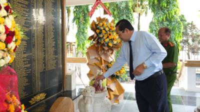 Phó Chủ tịch UBND tỉnh Tây Ninh Nguyễn Minh Lâm dâng hương tri ân các Anh hùng liệt sĩ nhân Ngày hội Toàn dân bảo vệ an ninh Tổ quốc năm 2025 tại xã Thạnh Đức. Ảnh: Minh Phú - TTXVN