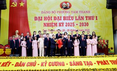 Lãnh đạo UBND tỉnh Lạng Sơn tặng hoa chúc mừng Ban Chấp hành Đảng bộ phường Tam Thanh nhiệm kỳ 2025 – 2030. Ảnh: Quang Duy – TTXVN