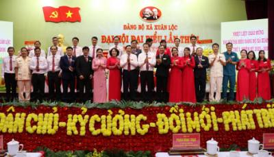Ban Chấp hành Đảng ủy xã Xuân Lộc chụp hình lưu niệm cùng các đại biểu Trung ương và Ban Thường vụ Tỉnh ủy Đồng Nai. Ảnh: Sỹ Tuyên - TTXVN