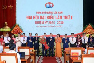 Ban Chấp hành Đảng bộ phường Cửa Nam nhiệm kỳ 2025 - 2030 ra mắt Đại hội. Ảnh: Nguyễn Cúc-TTXVN