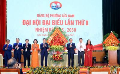 Phó Bí thư Thành ủy, Chủ tịch HĐND thành phố Hà Nội Nguyễn Ngọc Tuấn tặng hoa chúc mừng Đại hội. Ảnh: Nguyễn Cúc-TTXVN
