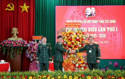 Đại tá Trần Đình Hưng, Phó Chỉ huy trưởng, Tham mưu trưởng Bộ Chỉ huy Quân sự tỉnh Tây Ninh chúc mừng Đại hội. Ảnh: Giang Phương – TTXVN