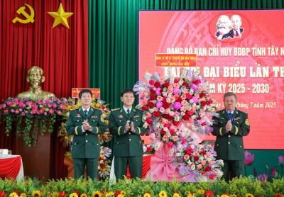 Đại tá Bùi Văn Vũ, Phó Chủ nhiệm Chính trị Bộ đội Biên phòng Việt Nam chúc mừng Đại hội. Ảnh: Giang Phương – TTXVN