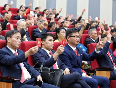 Các đại biểu thông qua các nội dung tại Đại hội. Ảnh: Danh Lam -TTXVN 