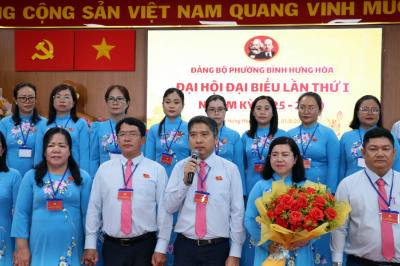 Bí thư Đảng ủy phường Bình Hưng Hòa nhiệm kỳ 2025 - 2030 Nguyễn Việt Quế Sơn phát biểu nhận nhiệm vụ. Ảnh: Tiến Lực - TTXVN