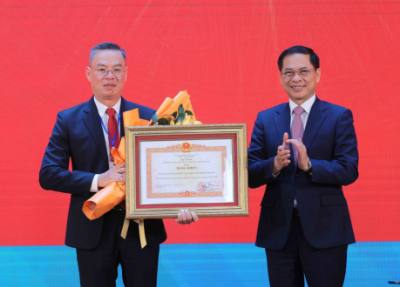 Phó Thủ tướng, Bộ trưởng Ngoại giao Bùi Thanh Sơn trao tặng Bằng khen của Thủ tướng Chính phủ cho Đảng ủy Ngân hàng Thương mại Cổ phần Công Thương Việt Nam. Ảnh: An Đăng - TTXVN