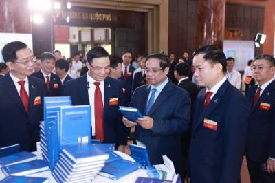 Thủ tướng Phạm Minh Chính tham quan trưng bày thành tựu của Tập đoàn Petrovietnam. Ảnh: Dương Giang-TTXVN