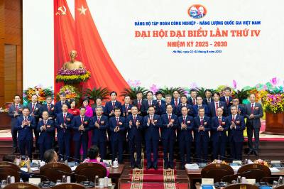 Ban Chấp hành Đảng bộ Tập đoàn Công nghiệp - Năng lượng Quốc gia Việt Nam (Petrovietnam) lần thứ tư, nhiệm kỳ 2025 - 2030 ra mắt đại hội. Ảnh: TTXVN