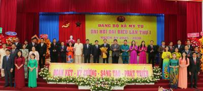 Ban Chấp hành Đảng bộ xã Mỹ Tú nhiệm kỳ 2025-2030 ra mắt Đại hội. Ảnh: Tuấn Phi-TTXVN