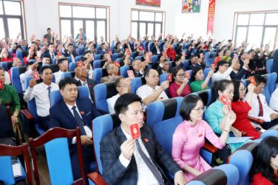 Các đại biểu biểu quyết thông qua Dự thảo Nghị quyết của Đại hội. Ảnh: Mạnh Tú - TTXVN
