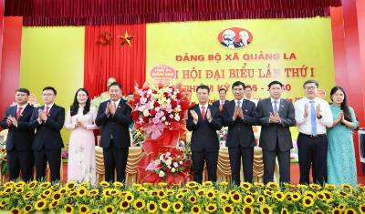 Lãnh đạo Tỉnh ủy Quảng Ninh tặng hoa chúc mừng Đại hội. Ảnh: Văn Đức - TTXVN