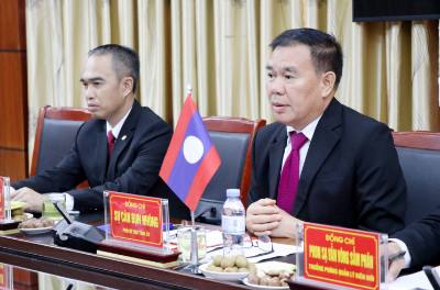 Đồng chí Sụ Căn Bun Nhông (phải), Phó Bí thư Tỉnh ủy Luông-pha-bang, phát biểu tại buổi làm việc. Ảnh: Trung Kiên - TTXVN