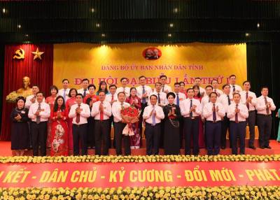 Bí thư Tỉnh ủy Tuyên Quang Hầu A Lềnh tặng hoa chúc mừng Ban chấp hành Đảng bộ UBND tỉnh nhiệm kỳ 2025 – 2030. Ảnh: Hoàng Hải - TTXVN