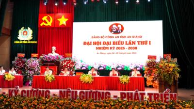 Đoàn Chủ tịch điều hành Đại hội. Ảnh: Văn Sĩ - TTXVN
