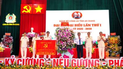 Tỉnh ủy, HĐND, UBND, Ủy ban MTTQ Việt Nam tỉnh An Giang gửi lẵng hoa và bức trướng chúc mừng Đại hội. Ảnh: Văn Sĩ - TTXVN