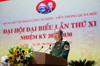 Thiếu tướng Nguyễn Đình Chiến, Bí thư Đảng ủy, Phó Tổng Giám đốc Tập đoàn Công nghiệp - Viễn thông Quân đội, trình bày Báo cáo chính trị. Ảnh: Hiền Hạnh – TTXVN 