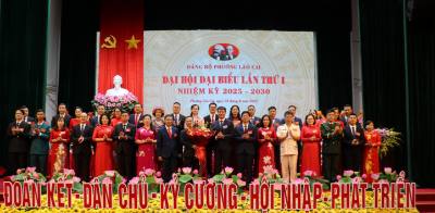 Lãnh đạo tỉnh Lào Cai tặng hoa chúc mừng thành công Đại hội đại biểu Đảng bộ phường Lào Cai nhiệm kỳ 2025 - 2030. Ảnh: Tuấn Khôi - TTXVN