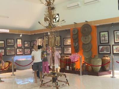 Du khách tham quan không gian trưng bày văn hóa dân tộc S’tiêng Sóc Bom Bo. Ảnh: K GỬIH - TTXVN 
