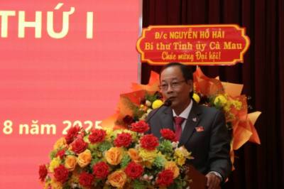 Ông Huỳnh Văn Hiền, Bí thư Đảng ủy, Chủ tịch HĐND xã Đầm Dơi nhiệm kỳ 2025 - 2030 phát biểu tại Đại hội. Ảnh: Kim Há - TTXVN 