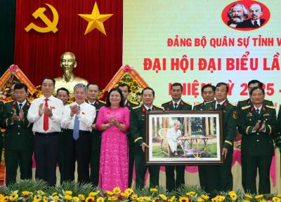 Lãnh đạo Tỉnh ủy Vĩnh Long tặng bức tranh Chủ tịch Hồ Chí Minh cho Đảng bộ Quân sự tỉnh Vĩnh Long. Ảnh: Phạm Minh Tuấn-TTXVN
