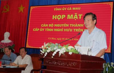 Ông Trương Minh Chiến, cán bộ hưu (nguyên Phó Bí thư Tỉnh ủy Bạc Liêu) phát biểu đóng góp ý kiến tại buổi họp mặt. Ảnh: Tuấn Kiệt – TTXVN