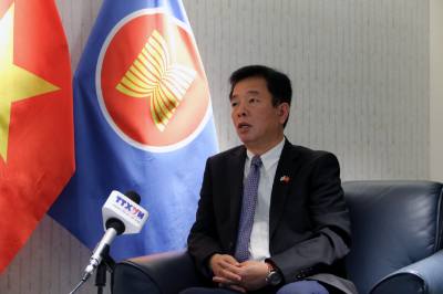 Đại sứ Việt Nam tại Hàn Quốc Vũ Hồ trả lời phóng vấn của phỏng viên TTXVN tại Hàn Quốc về chuyến thăm. Ảnh: Trường Giang - P/v TTXVN tại Hàn Quốc