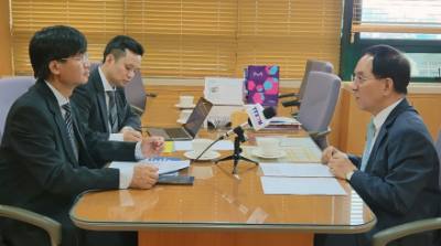 Giáo sư Lee Jai Hee, Hiệu trưởng Viện Cao học Ngôn ngữ Quốc tế (IGSE) Seoul trả lời phỏng vấn của phóng viên TTXVN tại Hàn Quốc về chuyến thăm. Ảnh: Trường Giang - P/v TTXVN tại Hàn Quốc