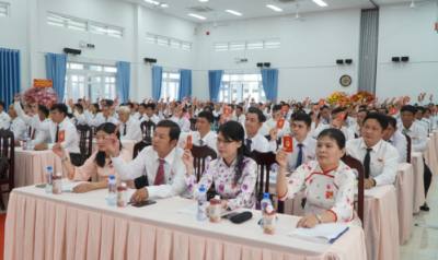 Đảng viên biểu quyết thông qua nhiều nội dung quan trọng tại Đại hội. Ảnh: Nhựt An - TTXVN