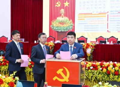 Đại biểu bỏ phiếu bầu Ban Chấp hành Đảng bộ nhiệm kỳ 2025 - 2030. Ảnh: Phương Hoa – TTXVN 