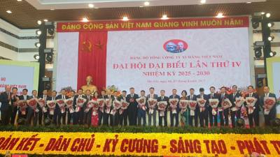 Ban Chấp hành Đảng bộ Tổng công ty Xi măng Việt Nam nhiệm kỳ 2025 - 2030 ra mắt Đại hội. Ảnh: Chu Thanh Vân - TTXVN