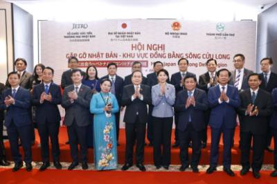 Chủ tịch Quốc hội Trần Thanh Mẫn với đại biểu. Ảnh: Doãn Tấn – TTXVN