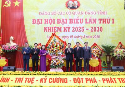 Lãnh đạo Tỉnh ủy Lạng Sơn tặng hoa chúc mừng Đại hội. Ảnh: Quang Duy - TTXVN