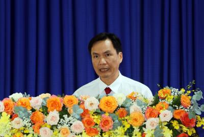 Bí thư Đảng ủy xã Long Hồ Trần Ngọc Bá Nhân phát biểu tại đại hội. Ảnh: Phạm Minh Tuấn-TTXVN