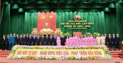 Ban Chấp hành Đảng bộ phường Long Xuyên nhiệm kỳ 2025 - 2030 ra mắt Đại hội. Ảnh: Thanh Sang-TTXVN