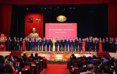 Đồng chí Trần Cẩm Tú chúc mừng Ban Chấp hành Đảng bộ Học viện Chính trị quốc gia Hồ Chí Minh nhiệm kỳ 2025 – 2030. Ảnh: Văn Điệp – TTXVN