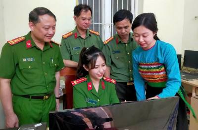 Lực lượng công an xã Hồi Xuân (Thanh Hóa) phối hợp với Ban Đảng của xã tuyên truyền, phổ biến đến tận các chi bộ, Đảng viên, đồng thời rà soát dữ liệu, đối chiếu chặt chẽ giữa thông tin Đảng viên và cơ sở dữ liệu quốc gia về dân cư để đảm bảo độ chính xác tuyệt đối. Ảnh: Hoa Mai - TTXVN 